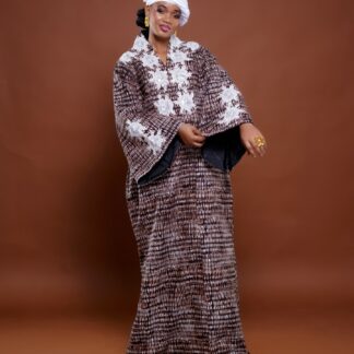 Robe Tunique aux motifs indigo décorée de fleurs en perles blanches